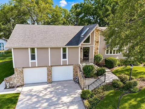 Exterior - 212 L St, Lake Lotawana, MO 64086 photo 7 of 7