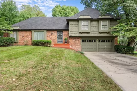12818 Oakmont Dr, Kansas City, MO 64145