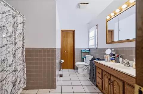 Bath - 1402 N 15th St, Atchison, KS 66002 photo 5 of 8