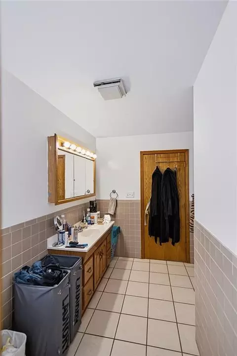 Bath - 1402 N 15th St, Atchison, KS 66002 photo 7 of 8