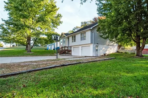 Exterior - 1402 N 15th St, Atchison, KS 66002 photo 5 of 28