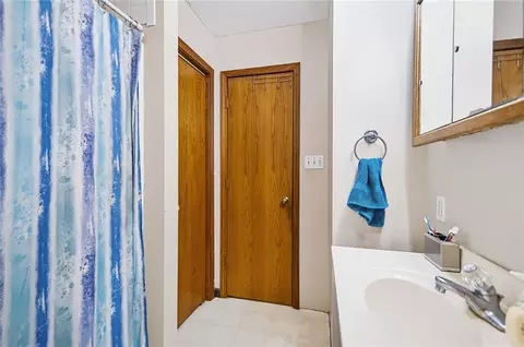 Bath - 1402 N 15th St, Atchison, KS 66002 photo 3 of 8