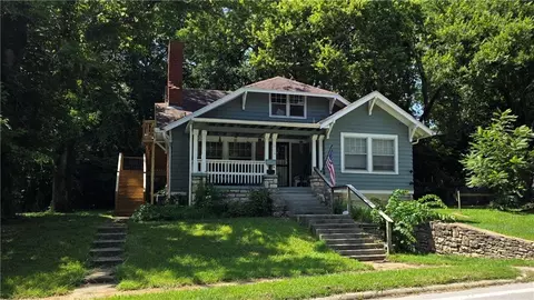 816 East St, Parkville, MO 64152