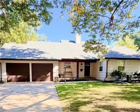 7825 Rosewood Dr, Prairie Village, KS 66208