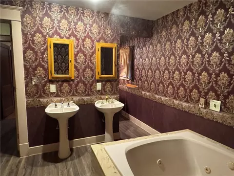 Bath - 14361 Zane Ave, Kidder, MO 64649 photo 2 of 6