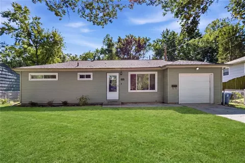 5719 W 81st St, Prairie Village, KS 66208