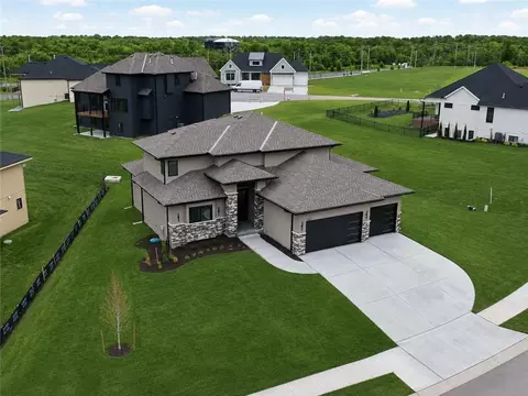2531 NE Woodland Oak Cir, Lees Summit, MO 64086