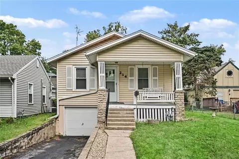 214 79th Ter, Kansas City, MO 64114
