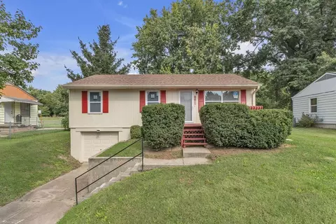 3211 Mark Twain Dr, Saint Joseph, MO 64501