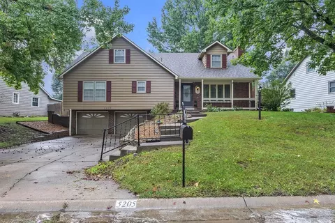 5205 Mockingbird Ln, Saint Joseph, MO 64506