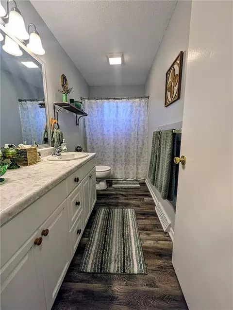 Bath - 225 E Clearview Dr, Columbia, MO 65202 photo 1 of 2