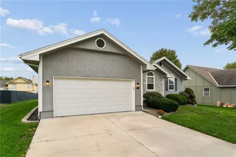 Exterior - 809 NE Aaron Dr, Lees Summit, MO 64086 photo 3 of 9