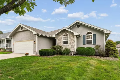 Exterior - 809 NE Aaron Dr, Lees Summit, MO 64086 photo 4 of 9