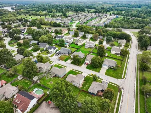 View/Area - 809 NE Aaron Dr, Lees Summit, MO 64086 photo 4 of 8
