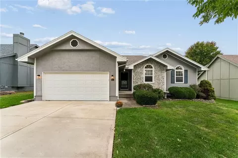 Exterior - 809 NE Aaron Dr, Lees Summit, MO 64086 photo 2 of 9