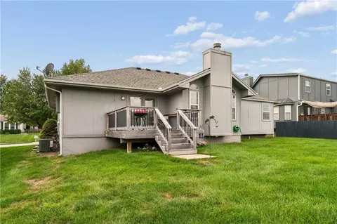 Exterior - 809 NE Aaron Dr, Lees Summit, MO 64086 photo 5 of 9