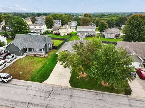 View/Area - 809 NE Aaron Dr, Lees Summit, MO 64086 photo 2 of 8