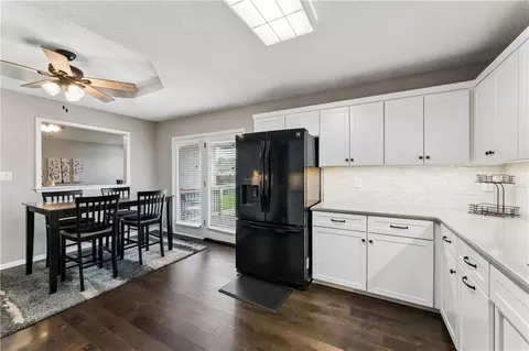 Kitchen - 809 NE Aaron Dr, Lees Summit, MO 64086 photo 4 of 5
