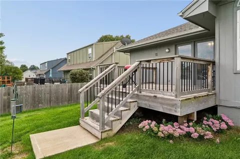 Exterior - 809 NE Aaron Dr, Lees Summit, MO 64086 photo 7 of 9