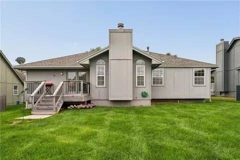 Exterior - 809 NE Aaron Dr, Lees Summit, MO 64086 photo 6 of 9