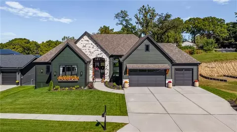 2150 NW Scenic View Dr, Riverside, MO 64150