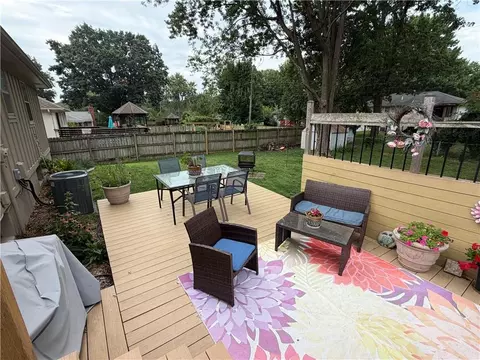 Exterior - 519 Mark Ln, Belton, MO 64012 photo 9 of 11
