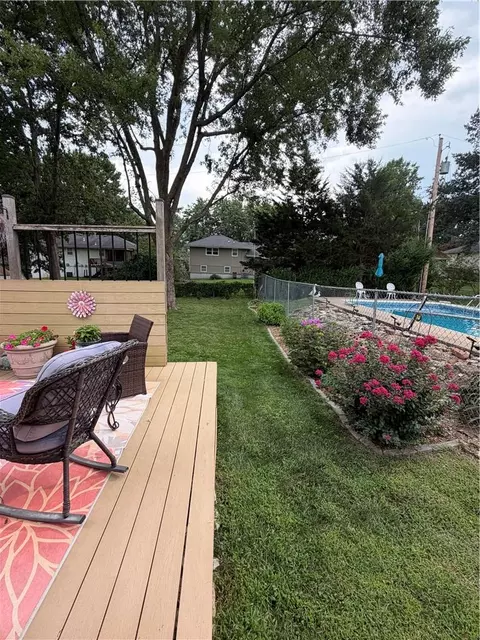 Exterior - 519 Mark Ln, Belton, MO 64012 photo 6 of 11