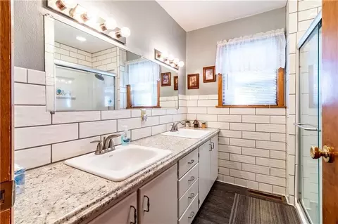 Bath - 305 Hillcrest Dr, Windsor, MO 65360 photo 1 of 1