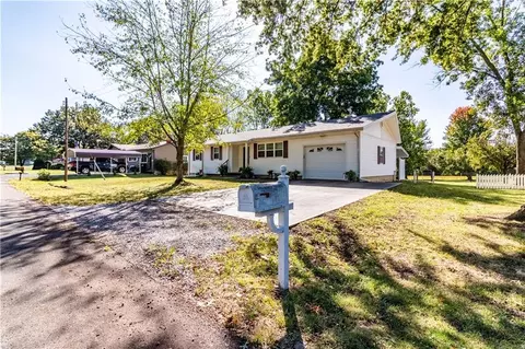 Exterior - 305 Hillcrest Dr, Windsor, MO 65360 photo 2 of 8