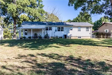 Exterior - 305 Hillcrest Dr, Windsor, MO 65360 photo 5 of 8