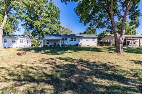 Exterior - 305 Hillcrest Dr, Windsor, MO 65360 photo 4 of 8