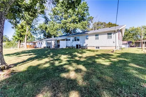 Exterior - 305 Hillcrest Dr, Windsor, MO 65360 photo 6 of 8