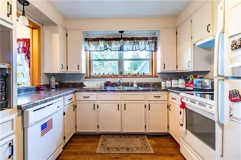 Kitchen - 305 Hillcrest Dr, Windsor, MO 65360 photo 2 of 3