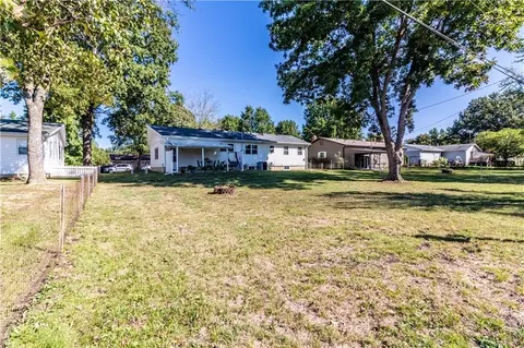 Exterior - 305 Hillcrest Dr, Windsor, MO 65360 photo 3 of 8