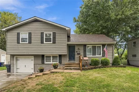 813 S Sunset Dr, Olathe, KS 66061