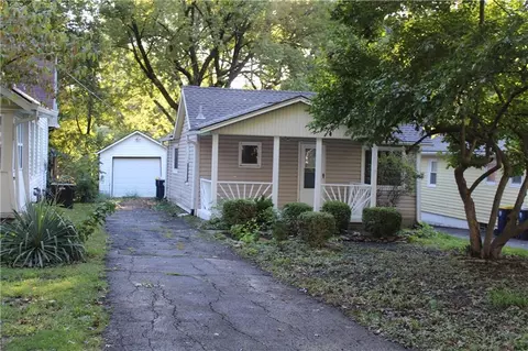 7811 Summit St, Kansas City, MO 64114