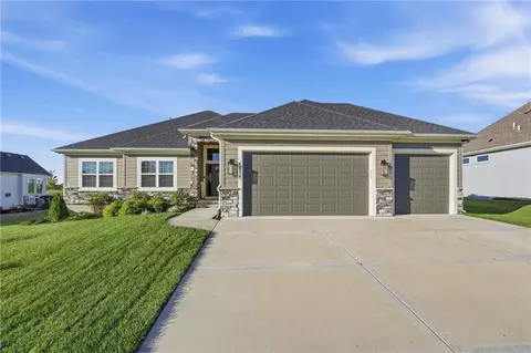 4372 Aspen Dr, Basehor, KS 66007