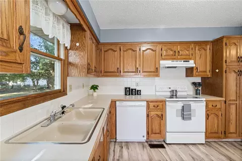 Kitchen - 112 W Calvird Dr, Clinton, MO 64735 photo 3 of 4