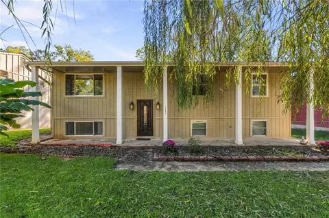 4961 NW Woody Creek Ln, Kansas City, MO 64151