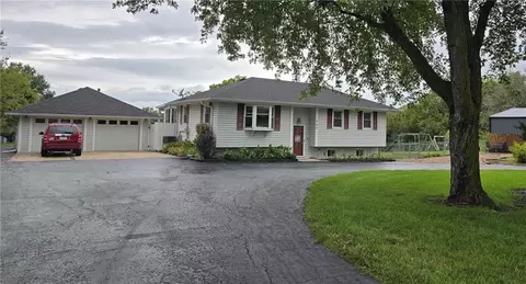 740 N 141st St, Bonner Springs, KS 66012