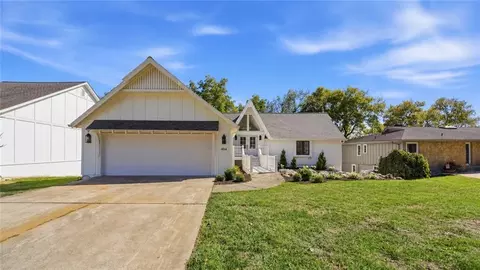 484 N Winnebago Dr, Lake Winnebago, MO 64034