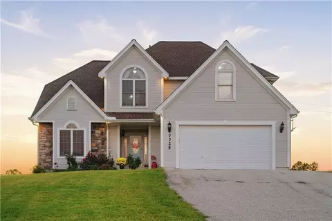 7725 Huckleberry Rd, Odessa, MO 64076