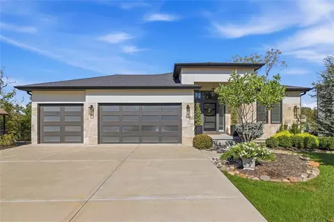 540 S Shore Dr, Lake Winnebago, MO 64034