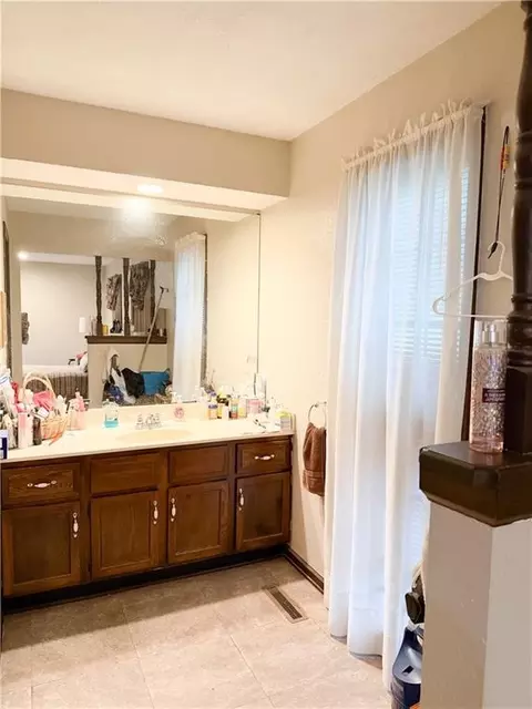 Bath - 208 Markham Ct, Brookfield, MO 64628 photo 1 of 3