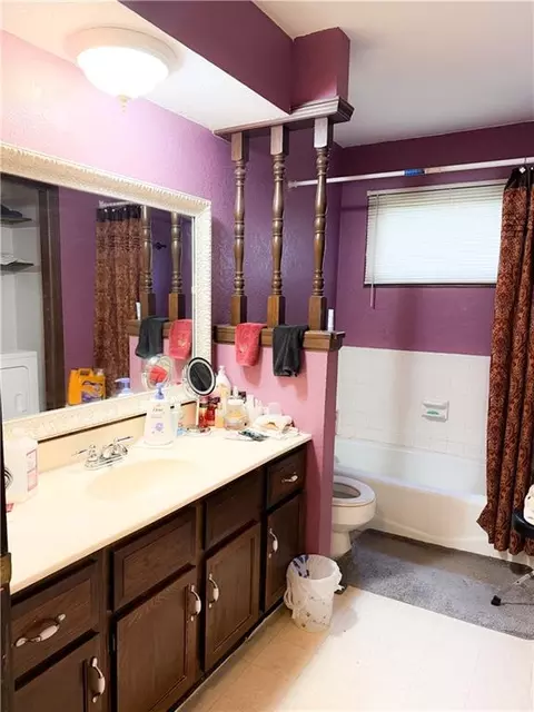Bath - 208 Markham Ct, Brookfield, MO 64628 photo 2 of 3