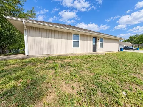 Exterior - 516 Johnson Dr, Odessa, MO 64076 photo 6 of 8