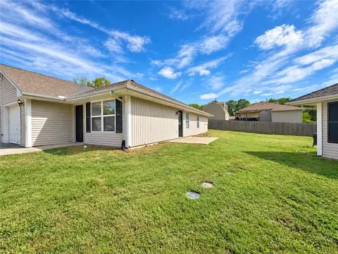 Exterior - 516 Johnson Dr, Odessa, MO 64076 photo 4 of 8