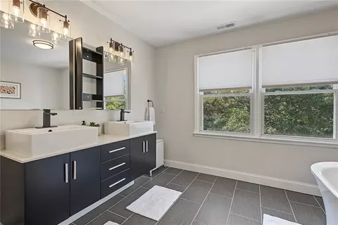 Bath - 4112 Harvard Rd, Lawrence, KS 66049 photo 5 of 12