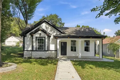 614 Spruce St, Leavenworth, KS 66048