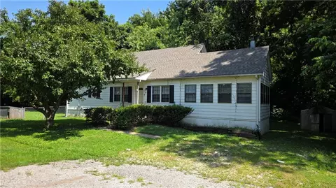4701 Green Hills Rd, Riverside, MO 64150
